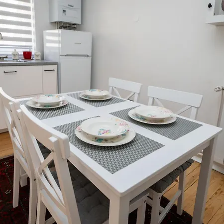 Sunny 1bdr Near Center