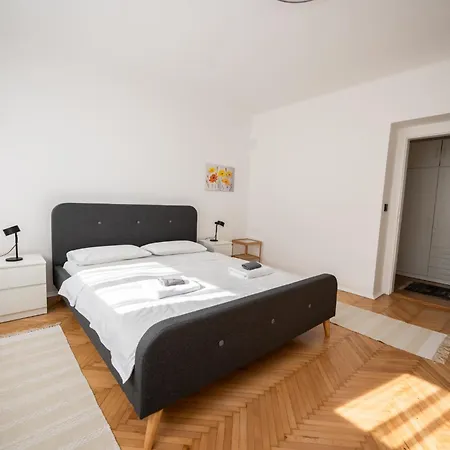 דירה Sunny 1bdr Near Center