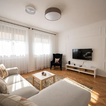 Sunny 1bdr Near Center شقة