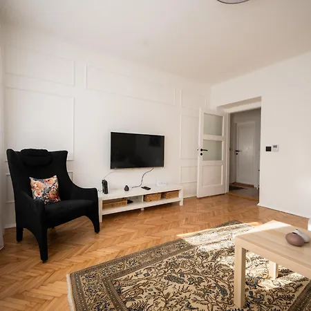 Sunny 1bdr Near Center דירה *