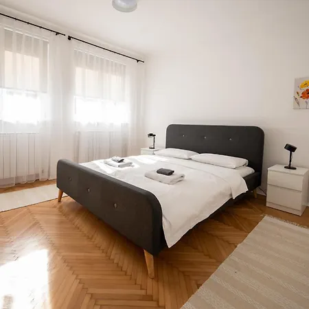 Sunny 1bdr Near Center דירה סראייבו