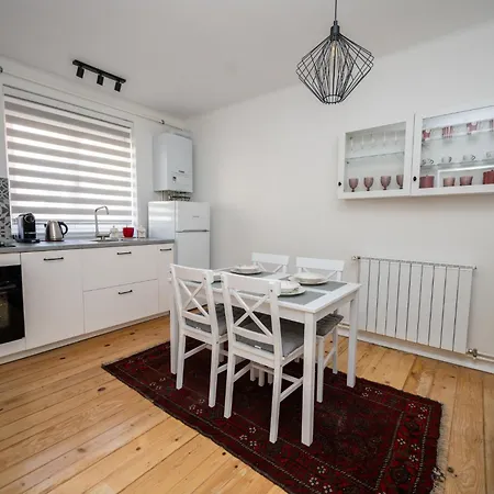 Sunny 1bdr Near Center *