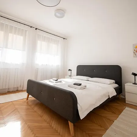 Sunny 1bdr Near Center דירה *