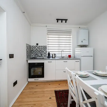 Sunny 1bdr Near Center *