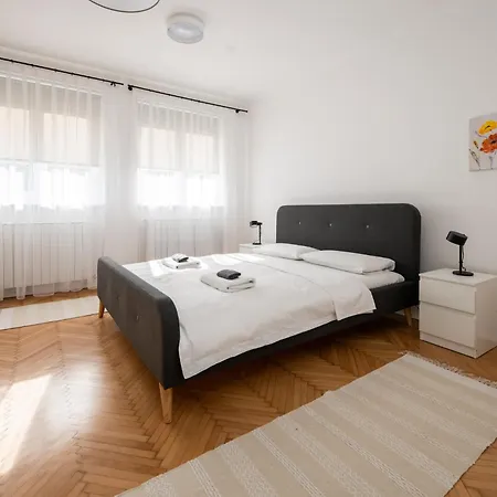 Sunny 1bdr Near Center