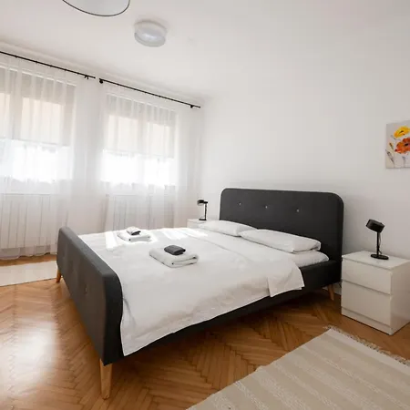 דירה Sunny 1bdr Near Center סראייבו