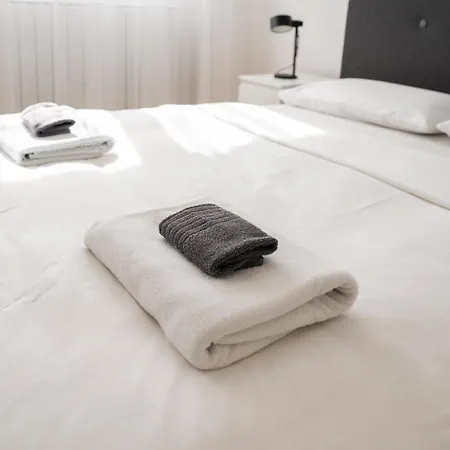 Sunny 1bdr Near Center شقة